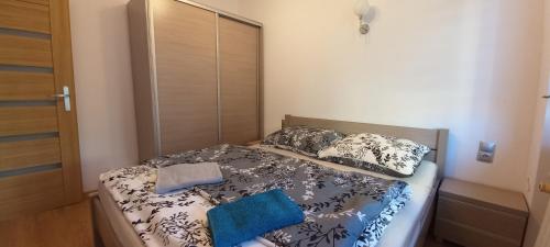 Apartament JUKI, obok Katowice Wynajem na doby, krótkoterminowy, 2 pokoje balkon, 50m2,- po kapitalnym remoncie 2-ga sypialnia jest częścią salonu blisko Centrum Leczenia Oparzeń 2,5 km