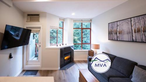 Alpenglow Lodge Snooze Studio with Den by MVA in Whistler, Canada