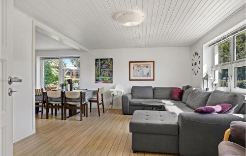  5 Bedroom Pet Friendly Home In Strandby in Strandby