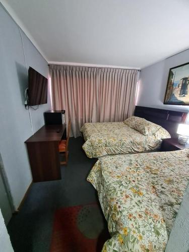 1 king bed, 3 twin beds