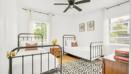 Centric 2 Bedroom Home in Hollywood W Backyard 5 min to Beaches in Hollywood, USA