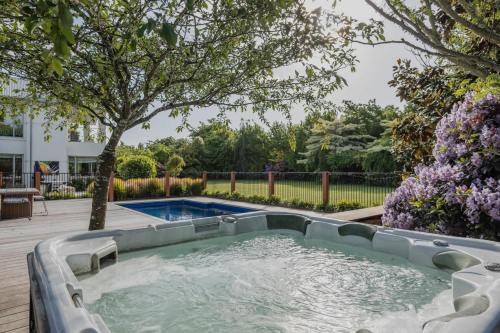 The Grand Escape - Pool Hot Tub & Outdoor Dining in Hornby