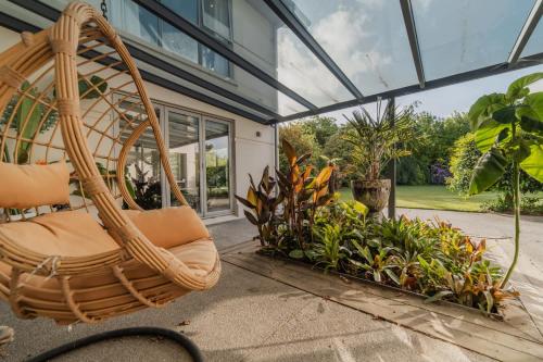 The Grand Escape - Pool Hot Tub & Outdoor Dining in Hornby