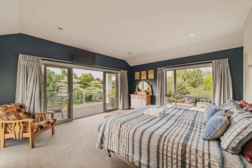 The Grand Escape - Pool Hot Tub & Outdoor Dining in Hornby