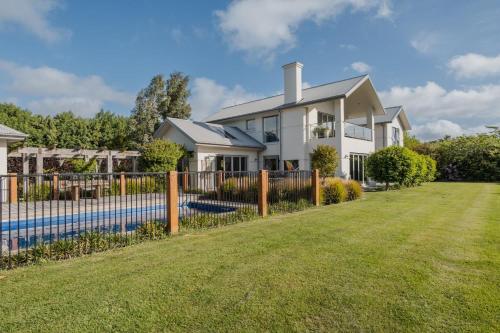 The Grand Escape - Pool Hot Tub & Outdoor Dining in Hornby