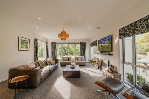 The Grand Escape - Pool Hot Tub & Outdoor Dining in Hornby