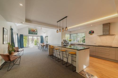 The Grand Escape - Pool Hot Tub & Outdoor Dining in Hornby