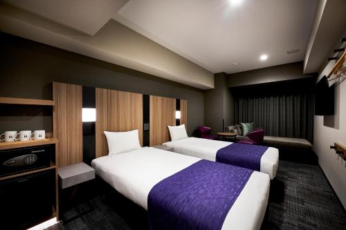 Deluxe Twin Room with Sofa bed image 10
