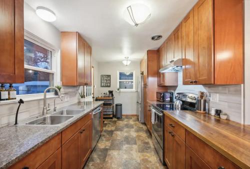 Arvada 4bd 2 ba Hot Tub Theater Arcade in Arvada, USA