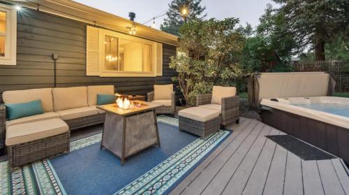 Arvada 4bd 2 ba Hot Tub Theater Arcade in Arvada, USA