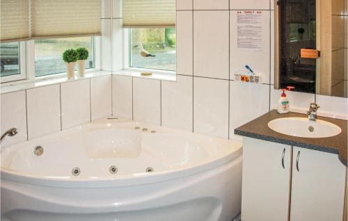 Bathroom, Holiday Home Houmøllevej in Karby