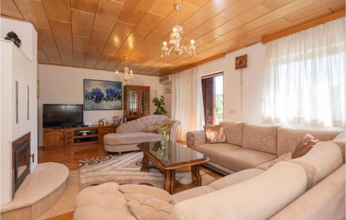 Awesome Home In Zmijavci in Zmijavci
