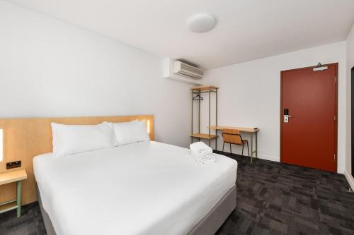 YHA Brisbane City Room Type - Double Room with Shared Bathroom