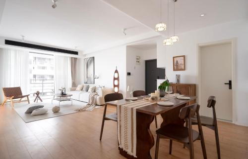 Eastern Hub - Bund Branch Cozy Chic 3bedroom Skyline&Shanghai Tower View Apt, Shanghai