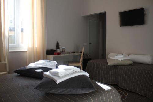 3 twin beds