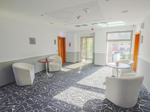 Holiday Beach Budapest Wellness Hotel with Sauna Park - image 6