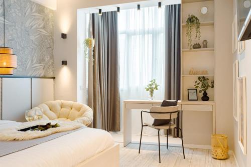 Centric Charm - Modern Studio Living