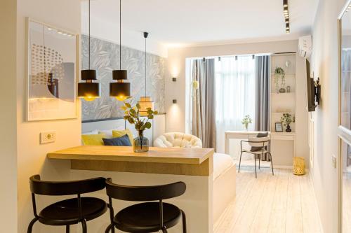 Centric Charm - Modern Studio Living