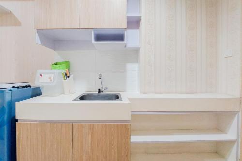 Kitchen, Simply Look and Comfort Studio Tree Park City BSD Apartment By Travelio in Kelapa Dua