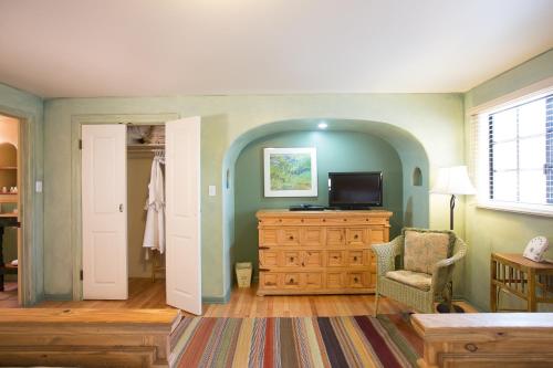 61534244 Blue Iguana Inn