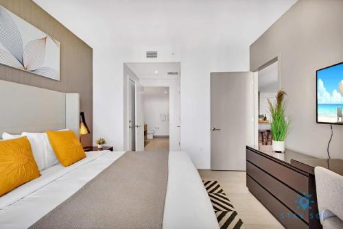 Luxury 2BR Pools & Free Parking in Hollywood, USA