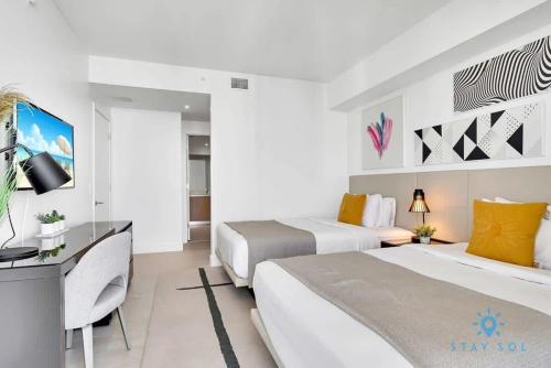 Luxury 2BR Pools & Free Parking in Hollywood, USA