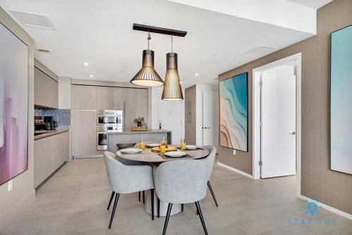 Luxury 2BR Pools & Free Parking in Hollywood, USA