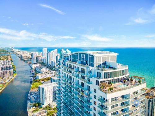 Luxury 2BR Pools & Free Parking - Tap to explore photos