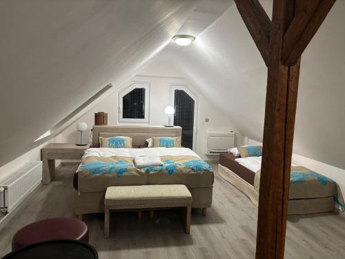 2 bedrooms, 6 beds