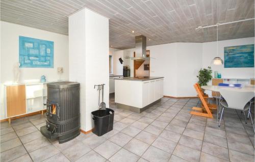 ห้องครัว, Stunning Home In Blavand With Sauna in ไวเออร์ส สทรันด์