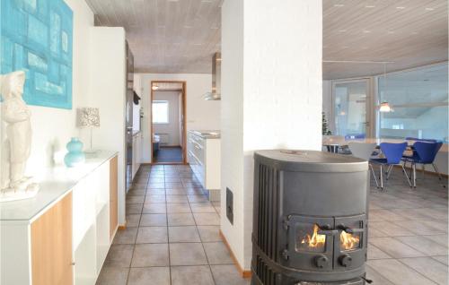 ห้องครัว, Stunning Home In Blavand With Sauna in ไวเออร์ส สทรันด์