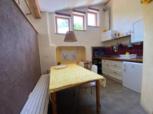 keuken, Can Banal - Camping y Masia Rural in Montagut i Oix