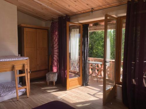 balkon/terras, Can Banal - Camping y Masia Rural in Montagut i Oix