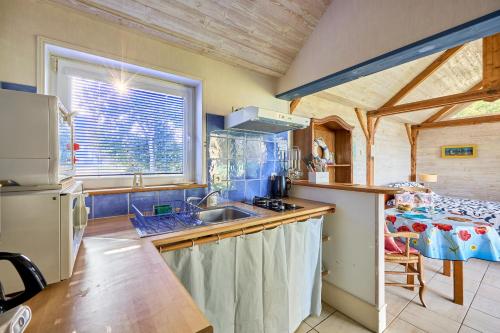virtuve, The Tiny House - maisonette proche de la plage in Tracy-sur-Mer