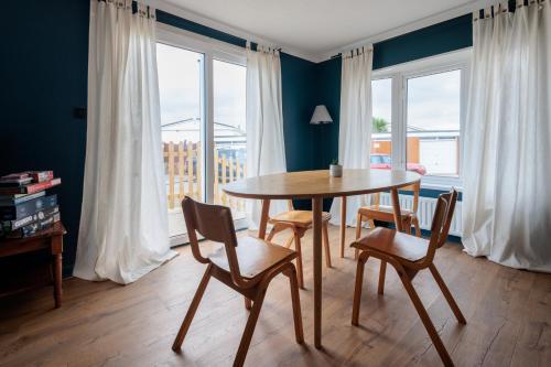 Peaceful Riverside Family Retreat near Solent Meads Golf Centre