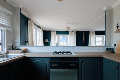 Peaceful Riverside Family Retreat near Solent Meads Golf Centre