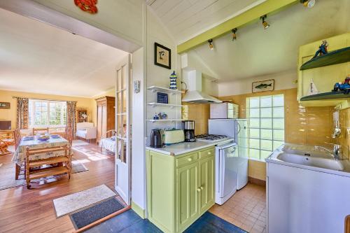 virtuve, La Chaumière bleue - Maison plage à 7min à pied (La Chaumiere bleue - Maison plage a 7min a pied) in Tracy-sur-Mer