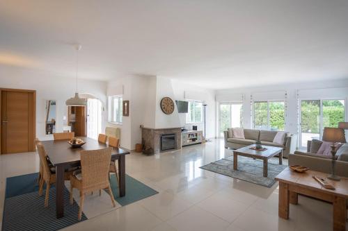 16 Centeanes - Fabulous Location Just Short Walk t - image 3