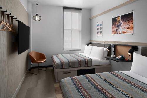 Standard Queen Room with Two Queen Beds image 2