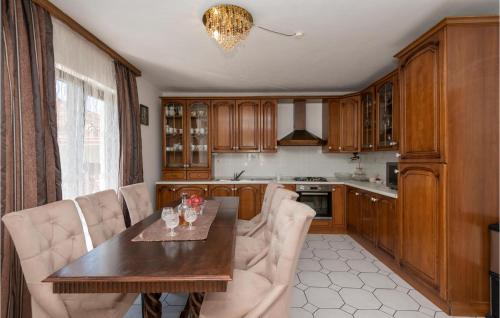 virtuve, Awesome Home In Zmijavci in Zmijavci