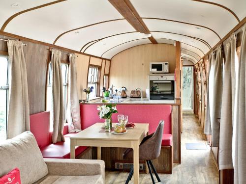 Brunel Boutique Railway Carriage 3 gîte à louer Dawlish Warren Railway Station