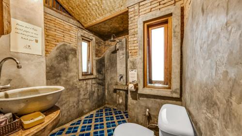 Buzzas @ Pai Chan in Pai