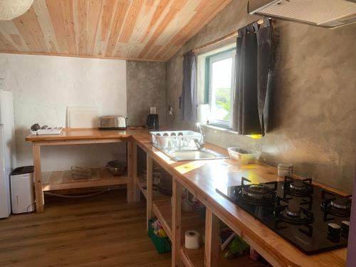 ห้องครัว, House with Forest View in ฟาเซนดา