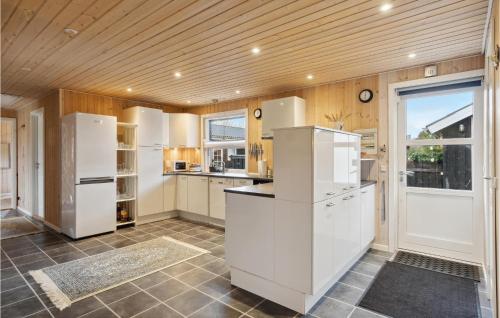 Kitchen, Lovely Home In Strandby With Wifi in Jerup