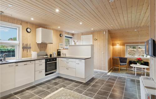 Kitchen, Lovely Home In Strandby With Wifi in Jerup