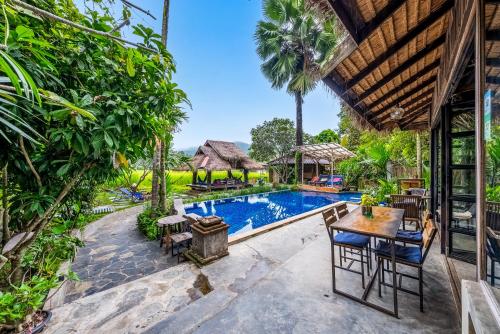 Buzzas @ Pai Chan – Pai, ND