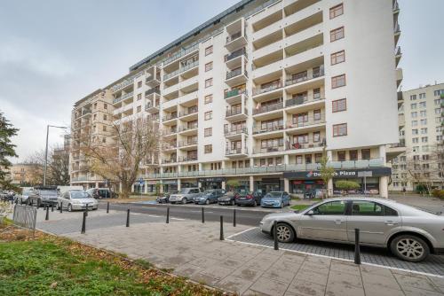 Metro Wilanowska 2-Bedroom Apartment