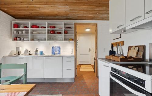 ห้องครัว, 3 Bedroom Gorgeous Home In Jerup in ใจกลางเมืองเยรูป