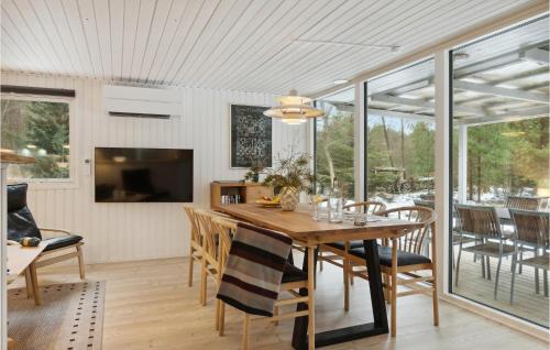 Guestroom, Cozy Home In Hadsund With Kitchen in Helberskov