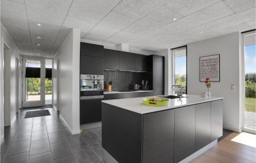 cuisine, Three-Bedroom Holiday Home In Hemmet in Hemmet